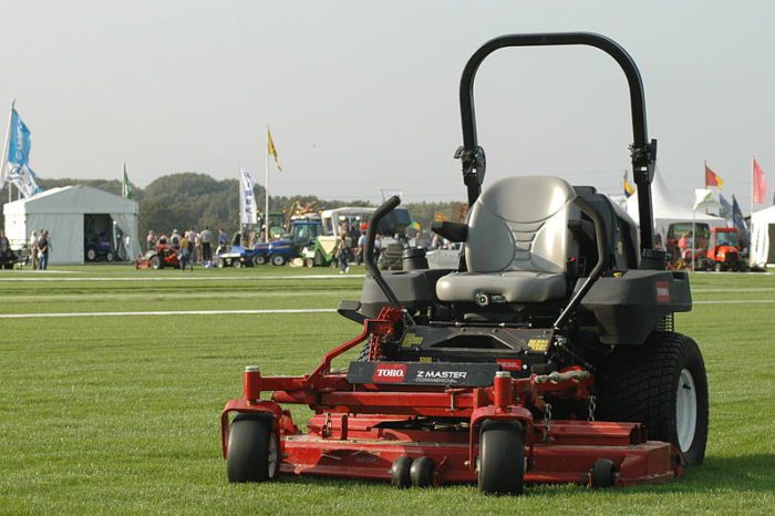 What are the advantages and disadvantages of a zero turn lawn mower?
